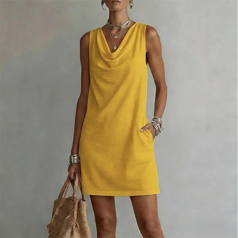 Elegante Abito Slim Fit con Scollo a Cowl – Senza maniche, tasche laterali e versatile – Drappeggio valorizzante, perfetto per il lavoro o le serate – Comodo e chic ✨🌸