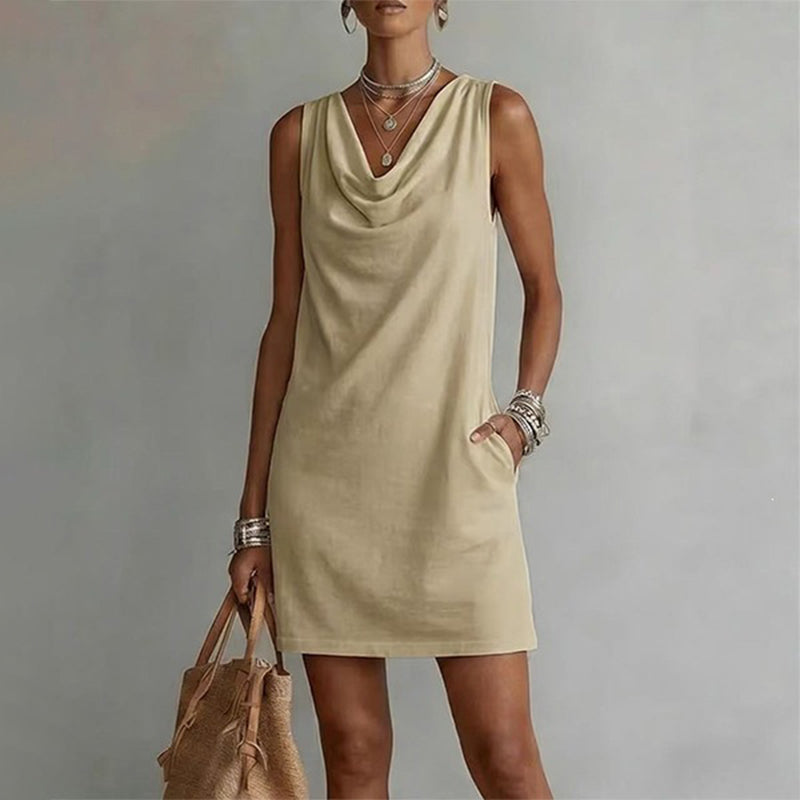 Elegante Abito Slim Fit con Scollo a Cowl – Senza maniche, tasche laterali e versatile – Drappeggio valorizzante, perfetto per il lavoro o le serate – Comodo e chic ✨🌸