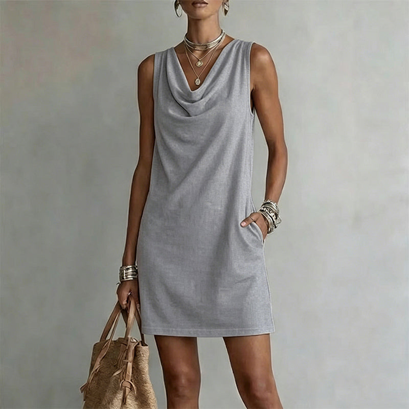 Elegante Abito Slim Fit con Scollo a Cowl – Senza maniche, tasche laterali e versatile – Drappeggio valorizzante, perfetto per il lavoro o le serate – Comodo e chic ✨🌸