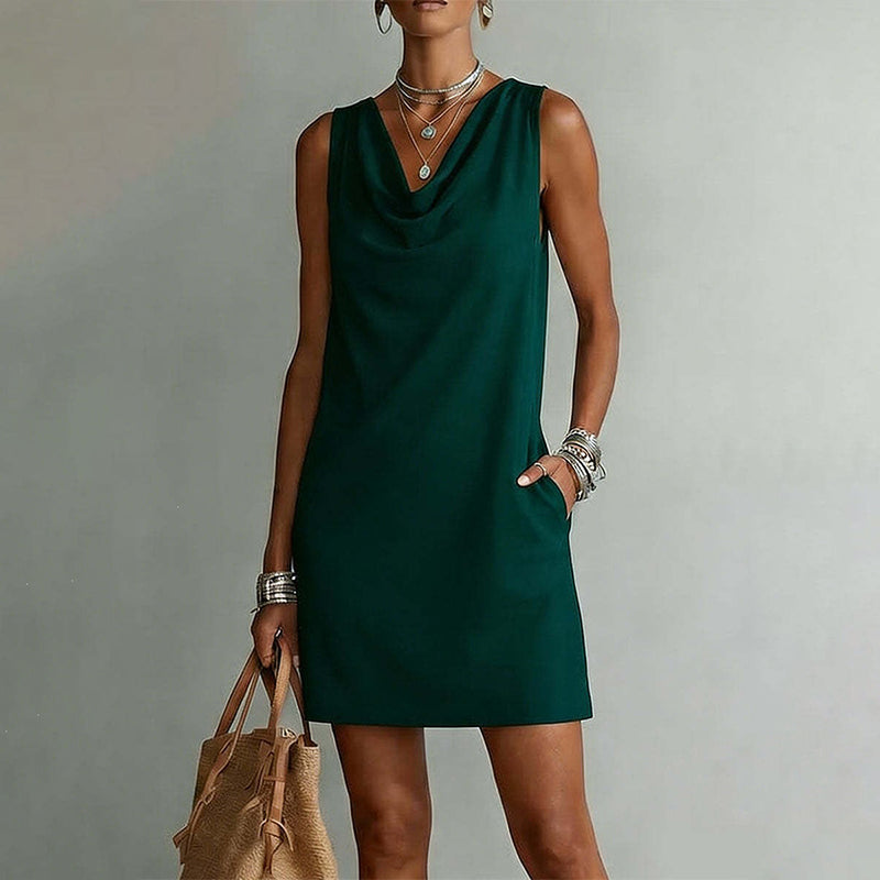 Elegante Abito Slim Fit con Scollo a Cowl – Senza maniche, tasche laterali e versatile – Drappeggio valorizzante, perfetto per il lavoro o le serate – Comodo e chic ✨🌸